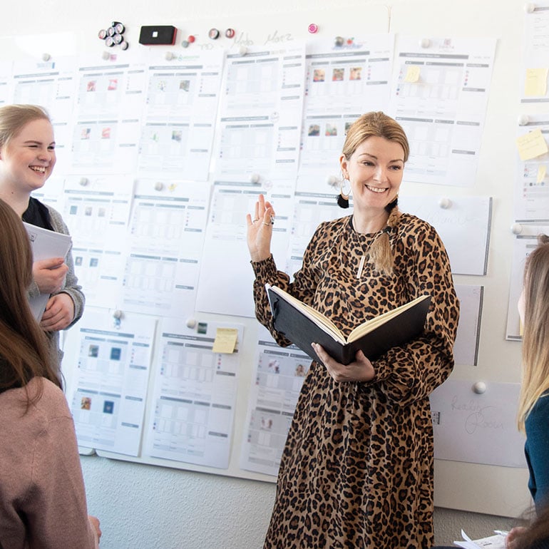 Das Foto zeigt Katrin de Buhr bei der Social Media marketing Planung mit ihrem Team in der DESIGNSTUUV Werbeagentur