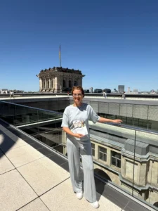 Katrin de Buhr, Gründerin der DESIGNSTUUV Werbeagentur, auf dem Reichstagsgebäude in Berlin