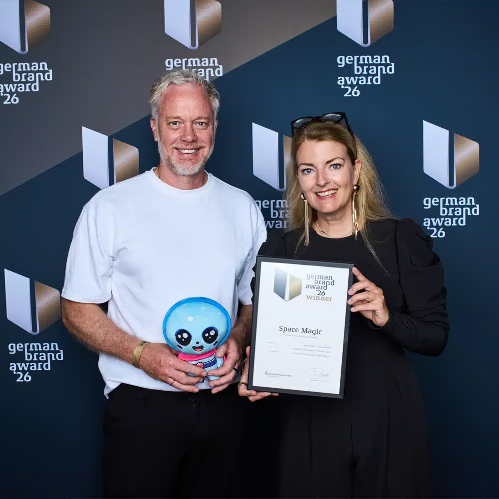 Heinz und Katrin de Buhr von der DESIGNSTUUV Werbeagentur nehmen den German Brand Award 2026 in Berlin entgegen